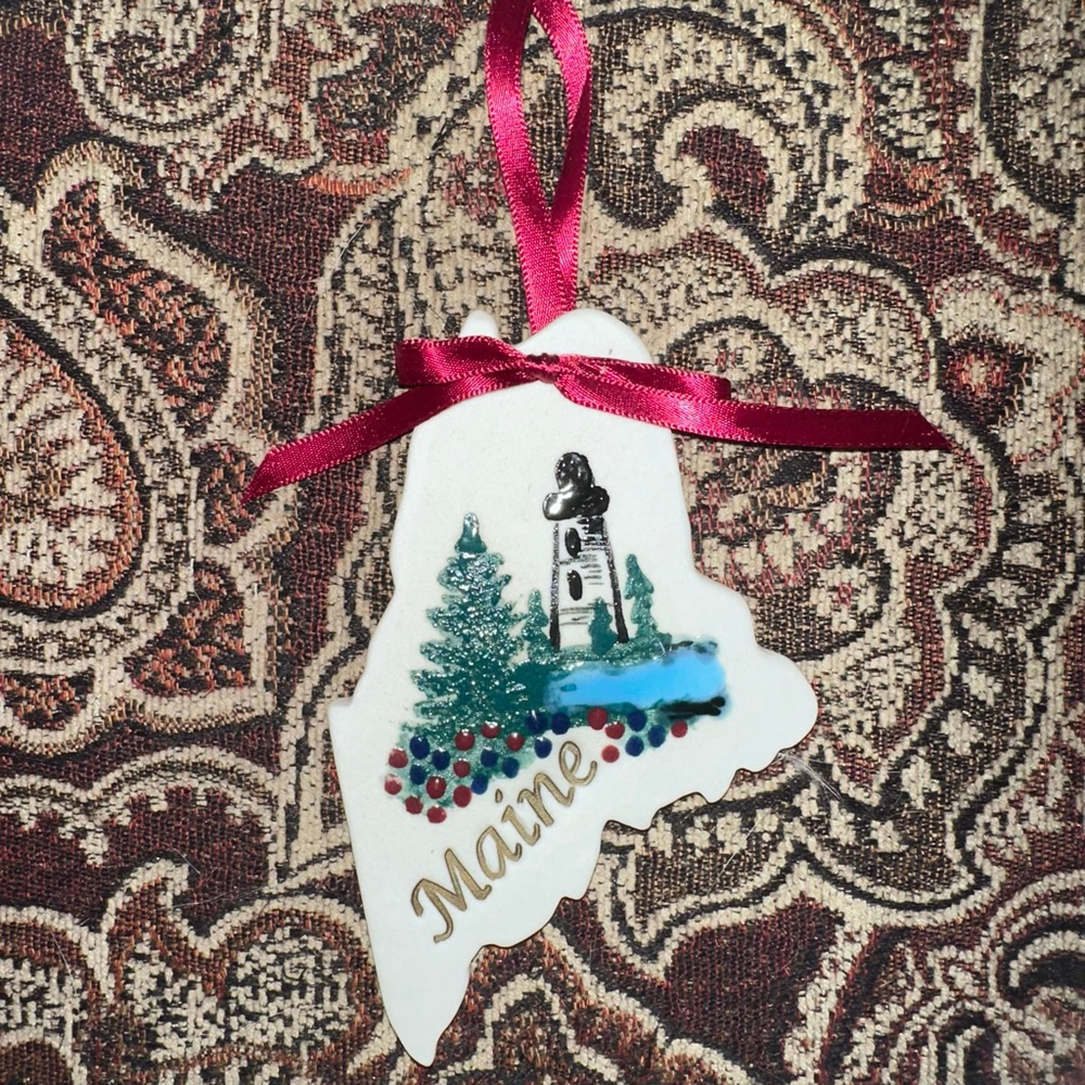 New Hand Painted Porcelain State Of Maine Christmas Tree Ornament